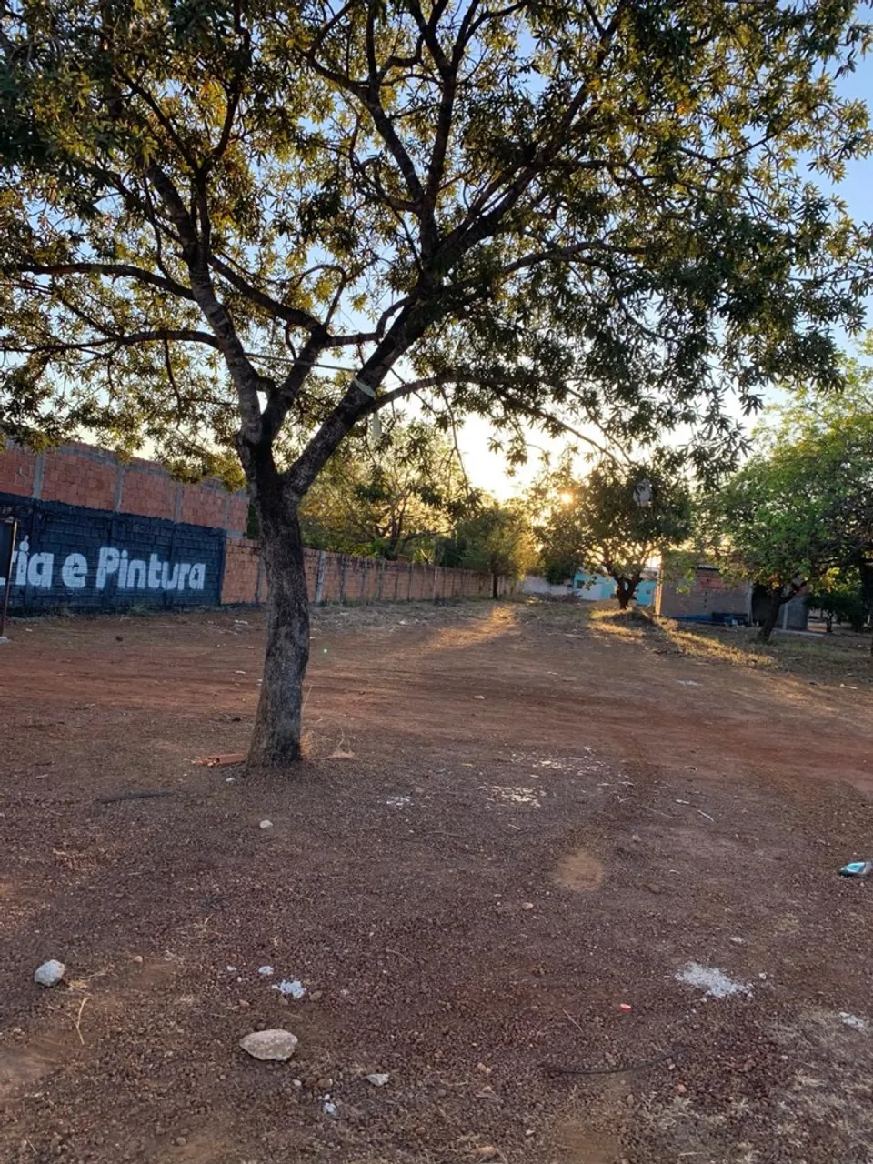 927 m2 de lote na Av. LO - 01