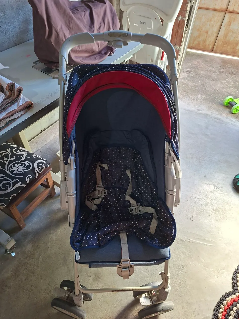 Carrinho de Bebê Compacto e Confortável