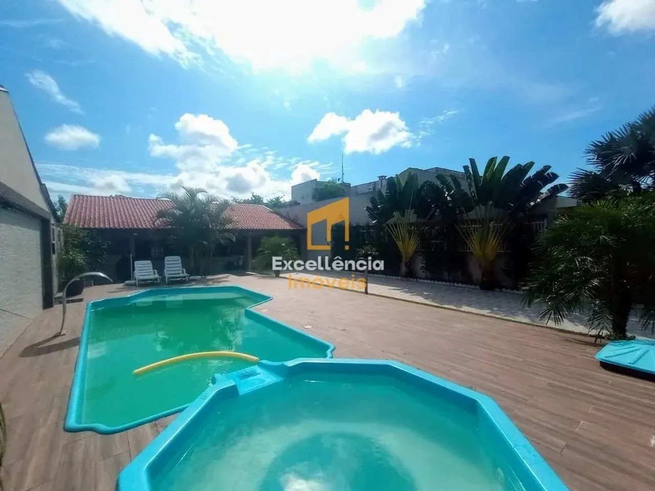 Casa com piscina perto do mar