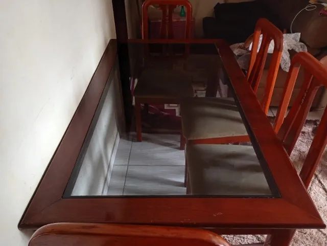 Mesa com tampo de vidro com 8 cadeiras madeira maciça linda - Foto 2