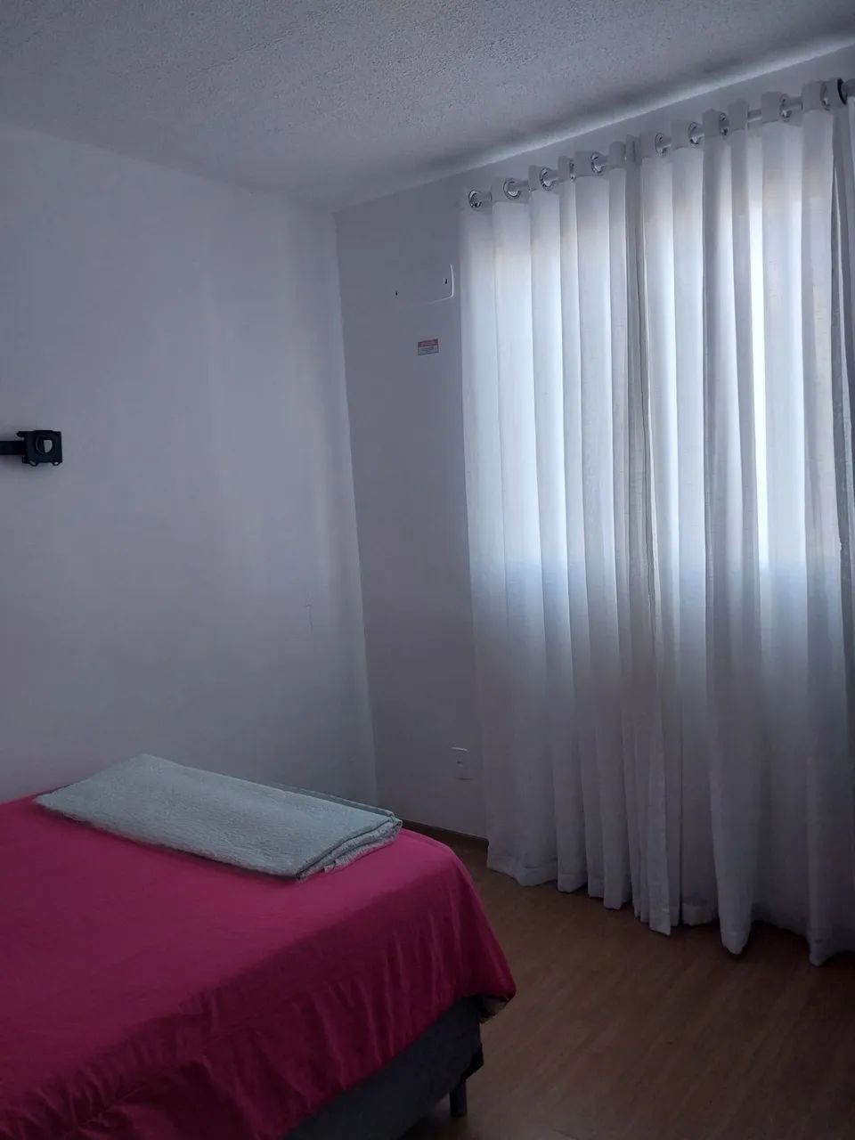 Alugo quarto para moça. 