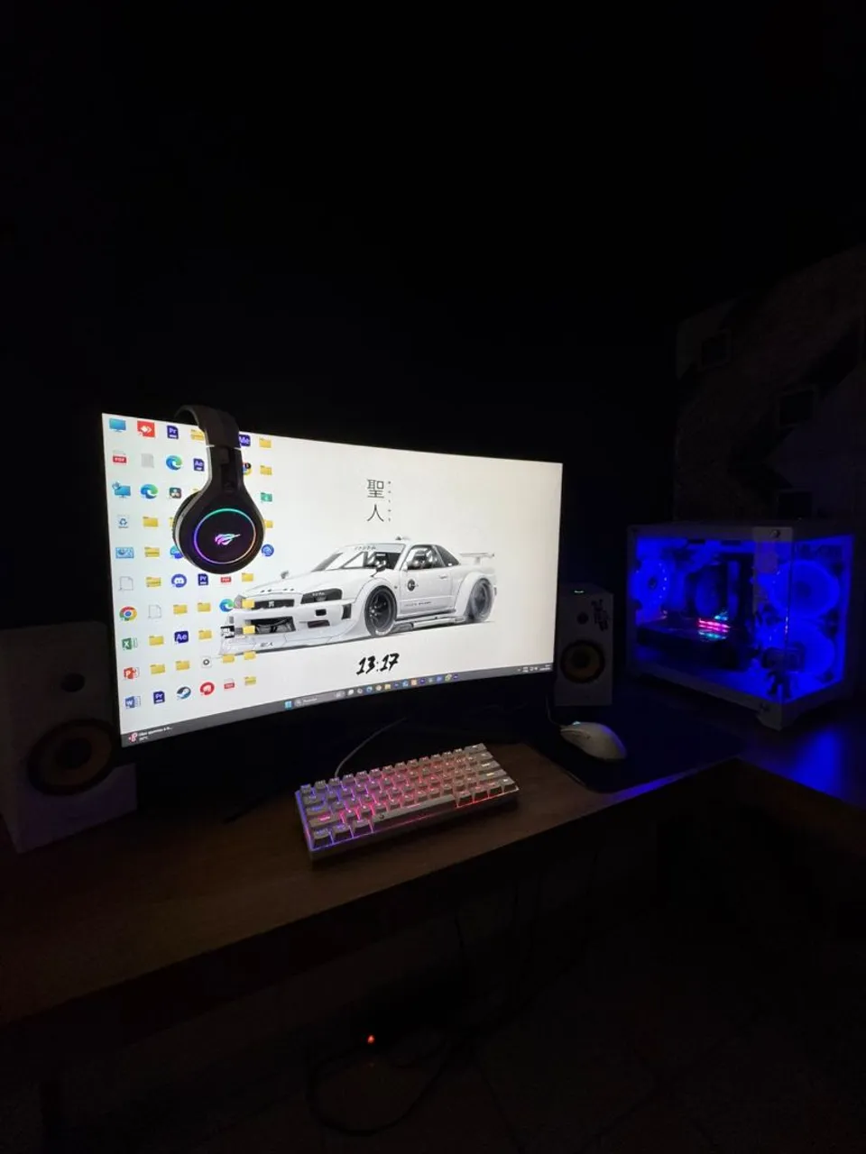 PC Gamer com iluminação RGB e design moderno