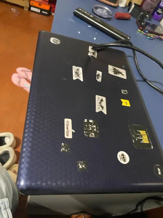 Notebook HP com adesivos