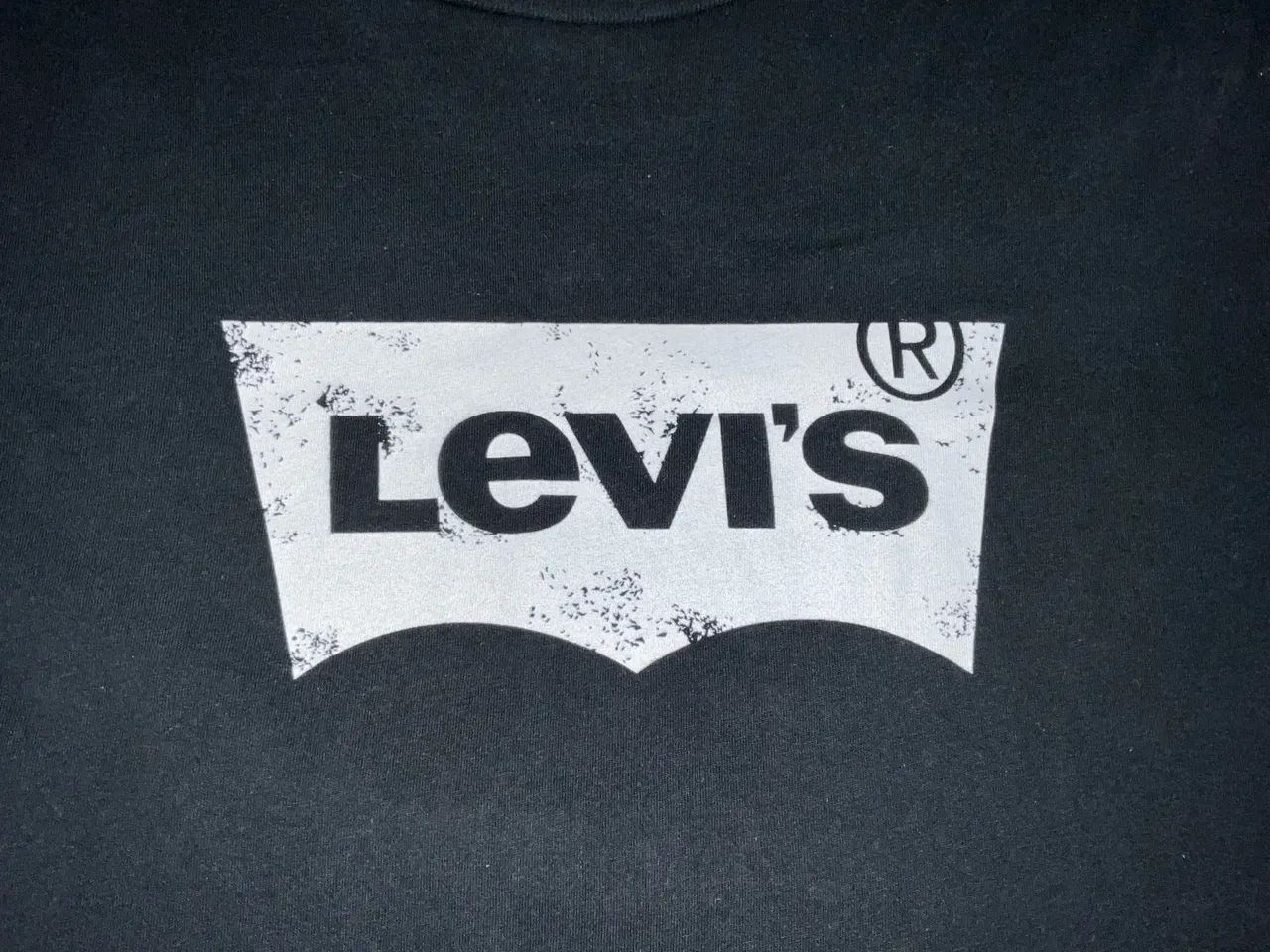 Camisa Levi's preta com o icônico logotipo da marca - Foto 3