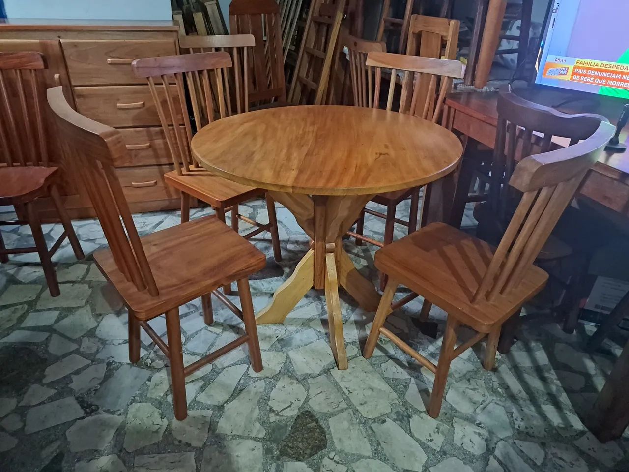 Mesa de jantar redonda com 4 cadeiras de madeira de lei - Foto 2