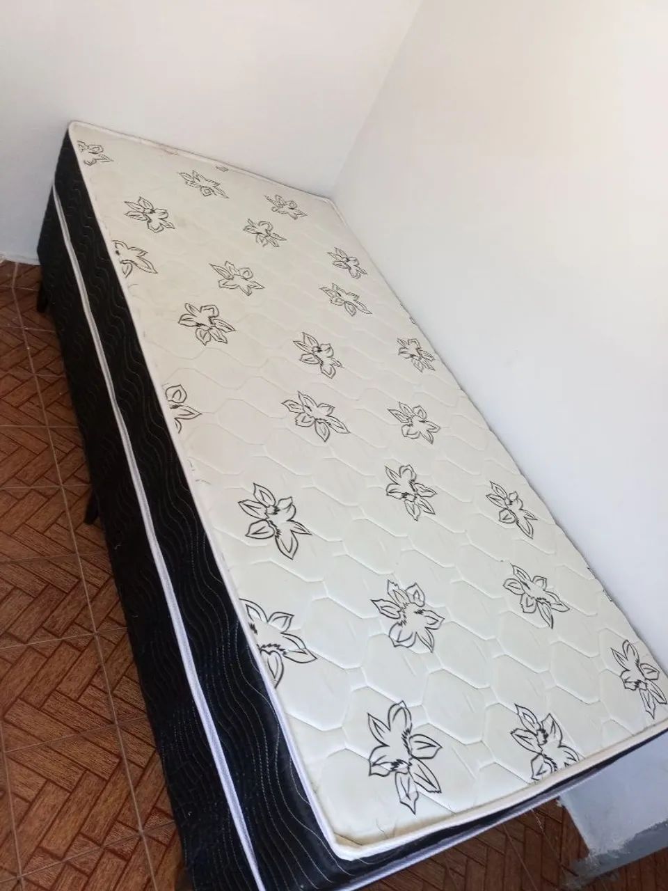 Vende se cama de solteiro box com colchão  - Foto 2