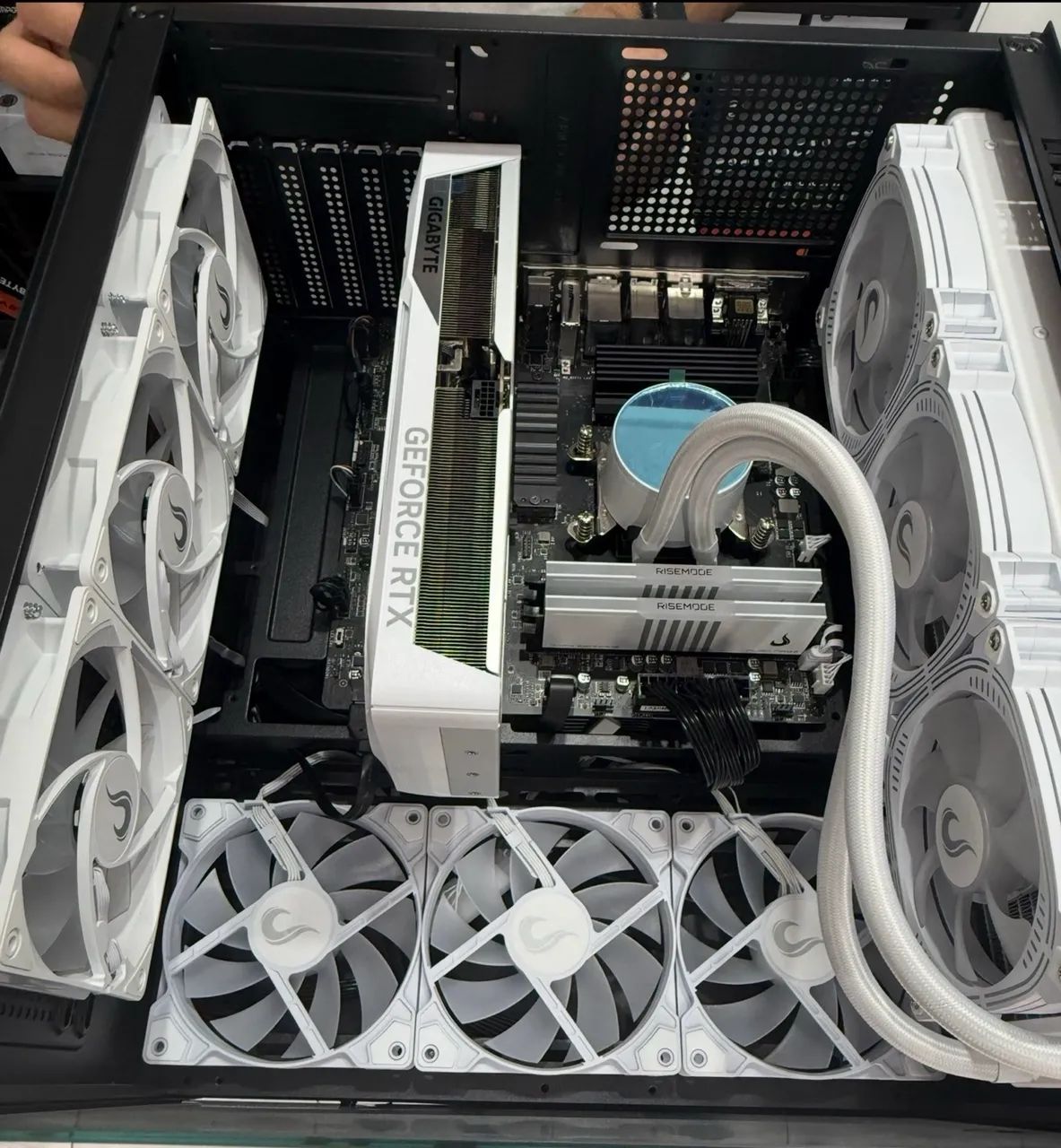 PC GAMER - RTX 5070 - Foto 3