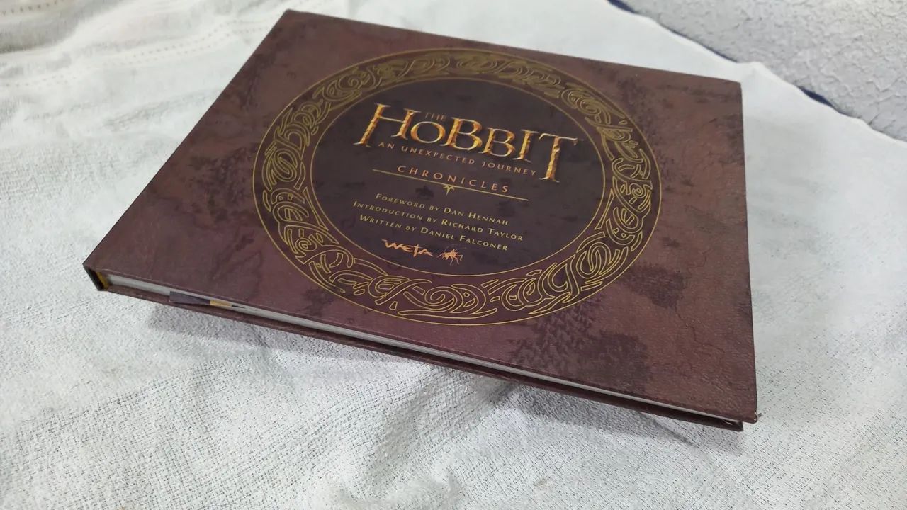 Livro  o Hobbit  chronicles art e desing  - Foto 5