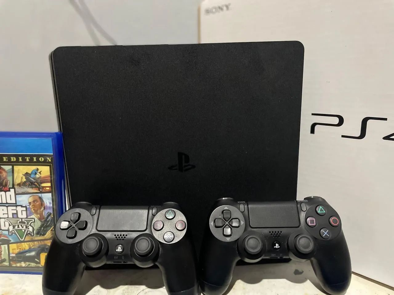 Vende-se PS4 1TB, 2 controles, 7 jogos, na caixa e com todos os