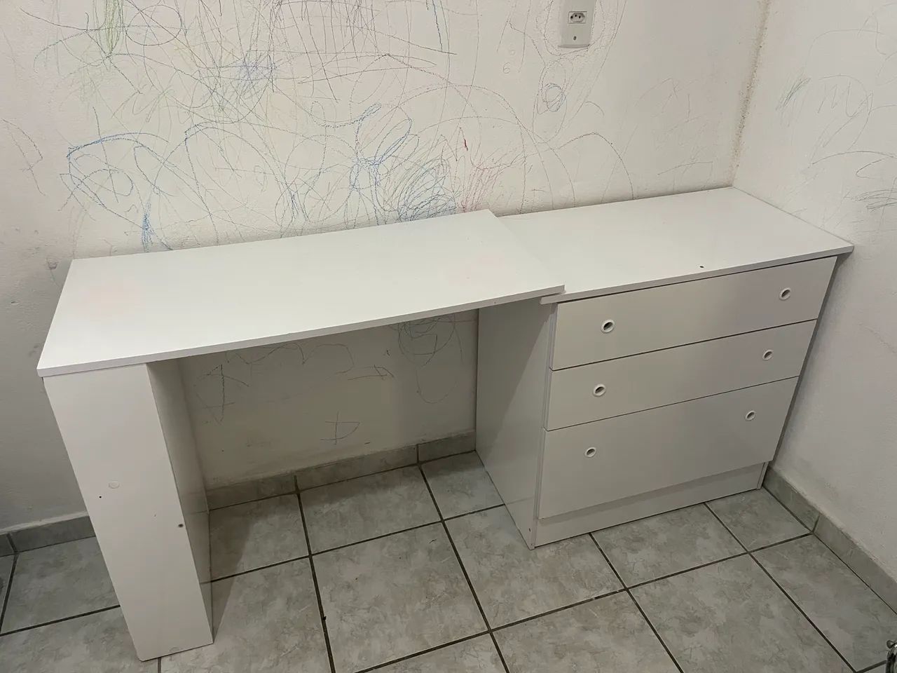 Cômoda infantil com mesa de estudo 