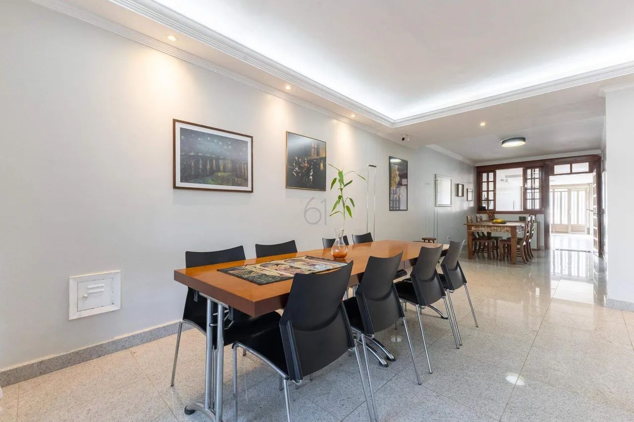 CASA REFORMADA COM 5 QUARTOS E ELEVADOR NA SHIGS 706