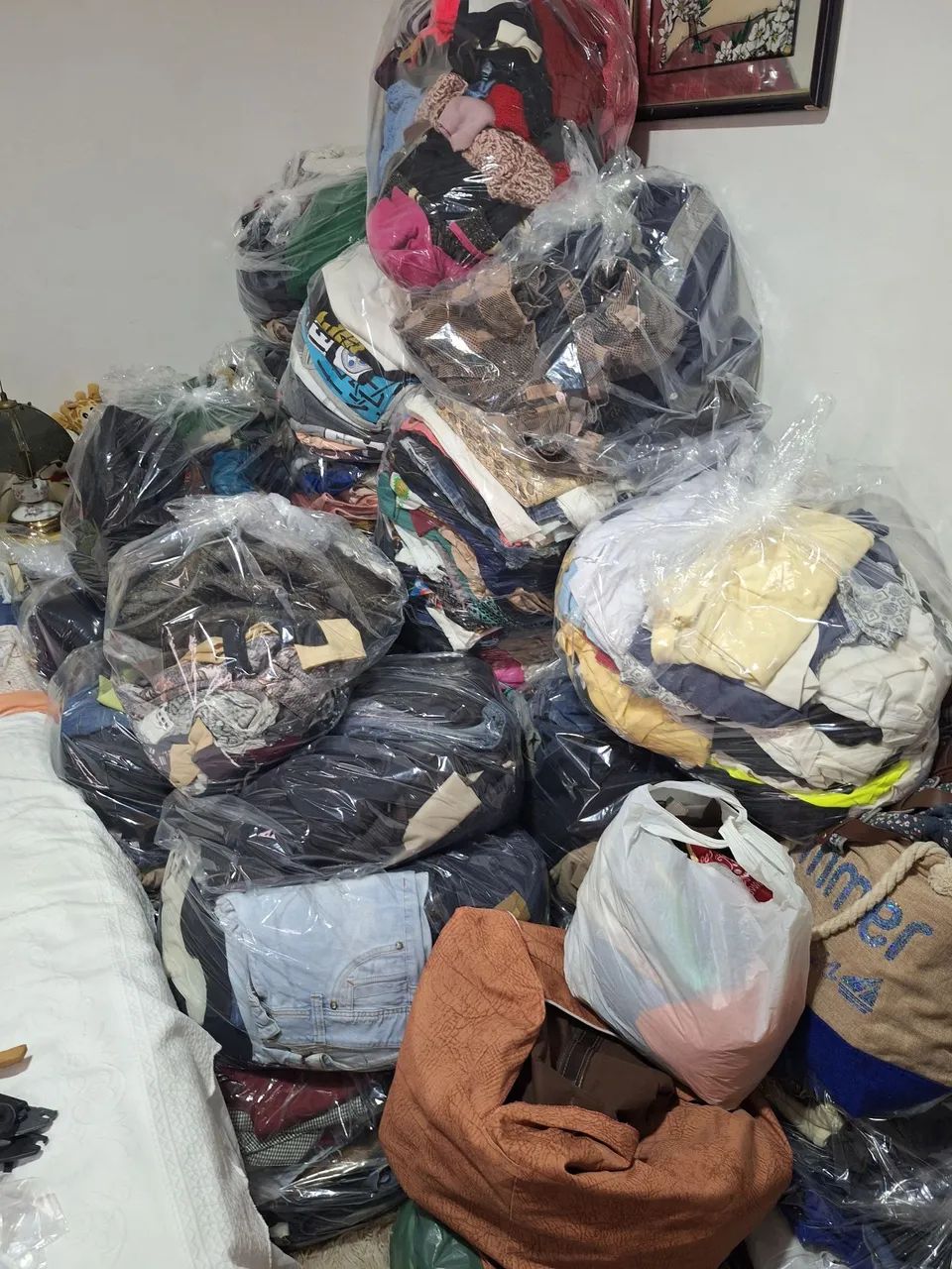 Lote de Roupas/Cabides - Foto 2