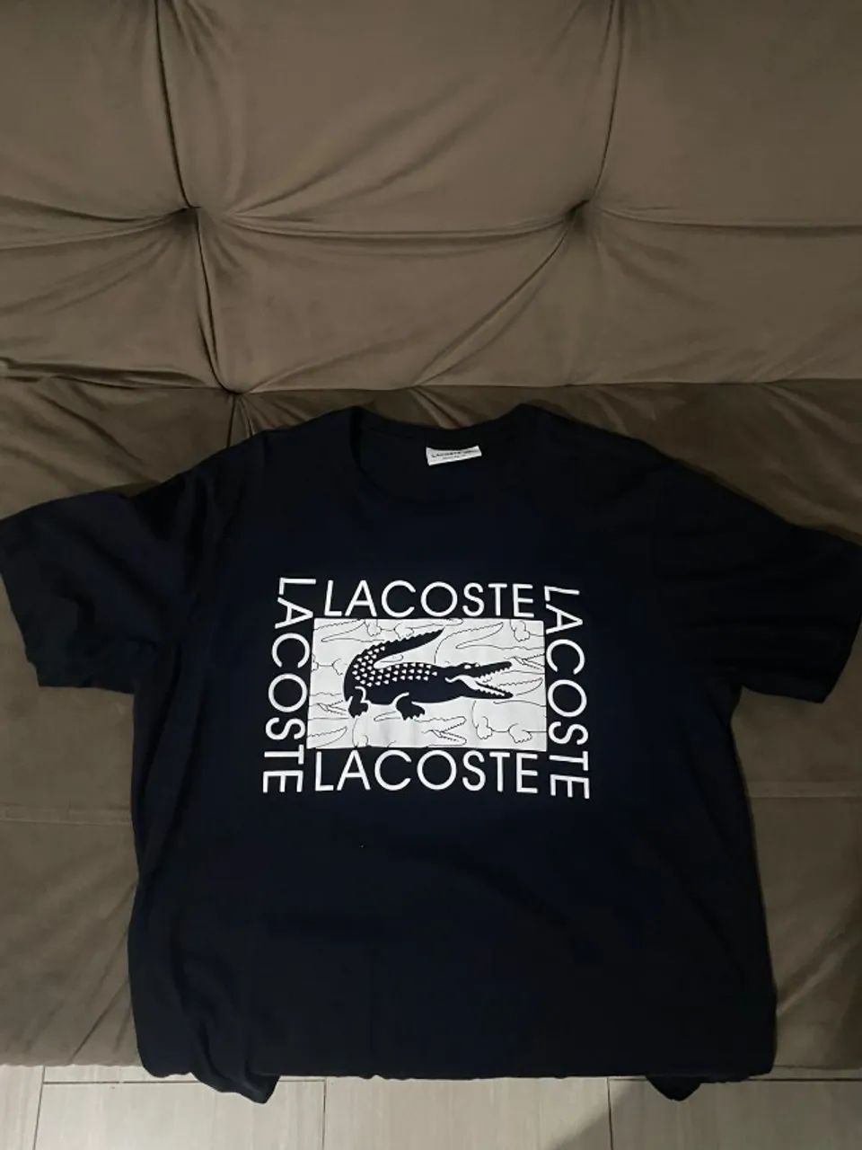 Camisa preta com estampa branca Lacoste