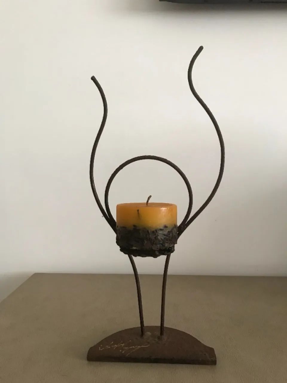 CASTIÇAL ESCULTURAL EM FERRO - PEÇA DE ARTISTA ASSINADA -35CM