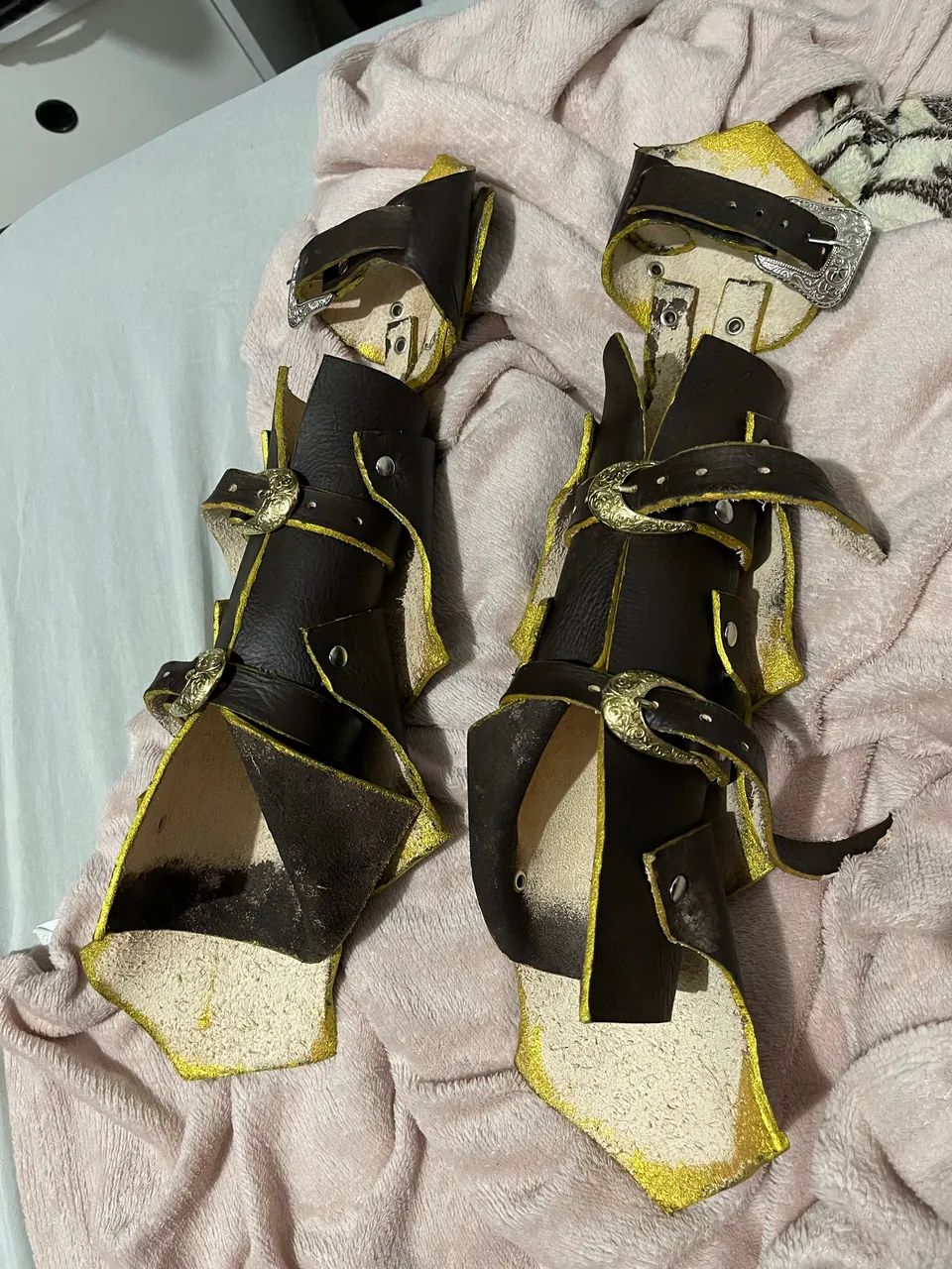 Braceletes em Couro - Armadura Medieval e cosplay e steampunk - Foto 2