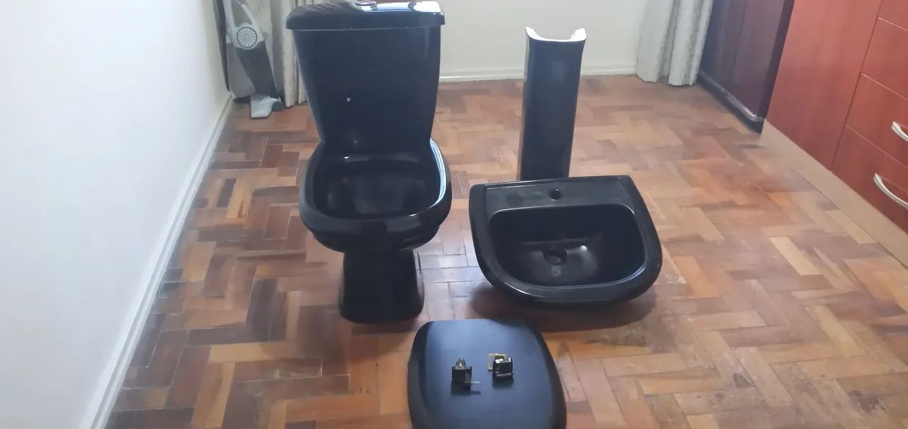Black Bathroom Fixture Set