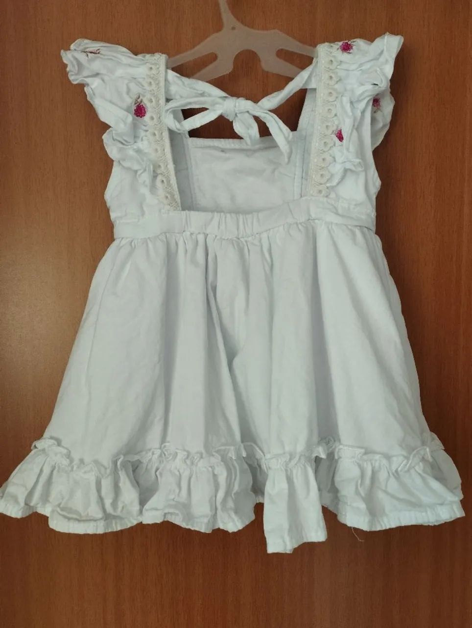 Vestido branco com florzinhas - Foto 2