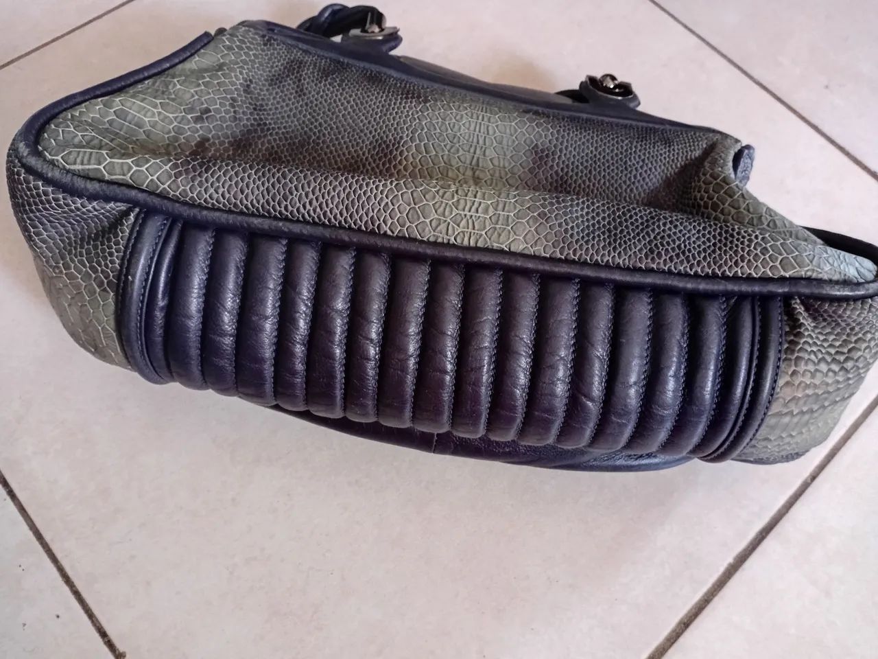Bolsa couro  muito bem conservada  - Foto 3