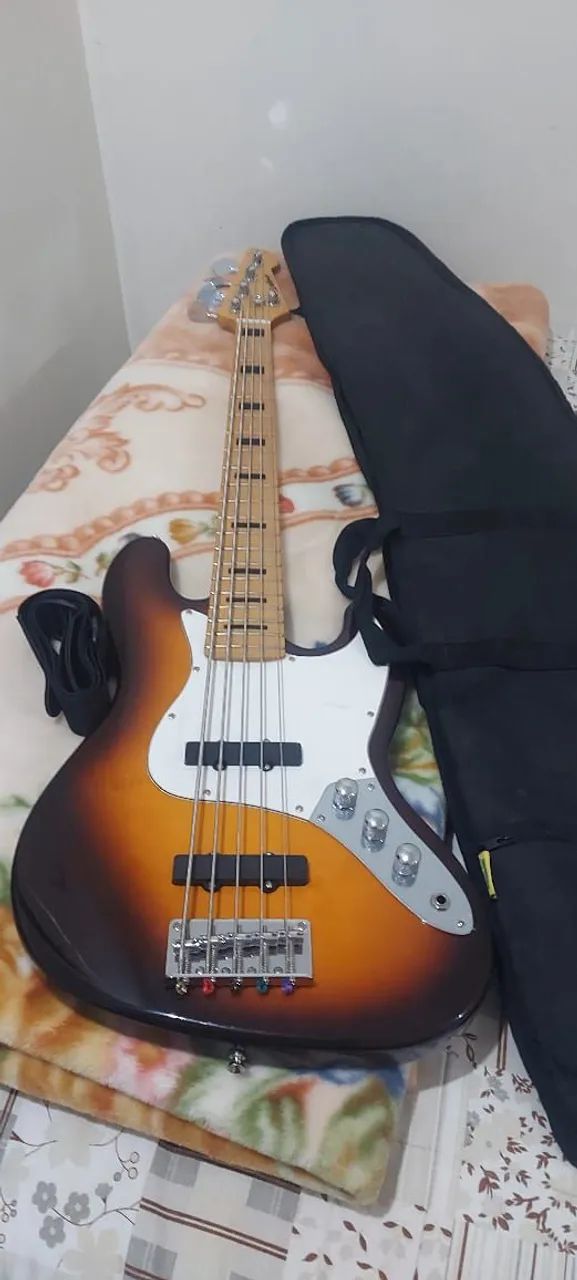 Baixo 5 cordas novo