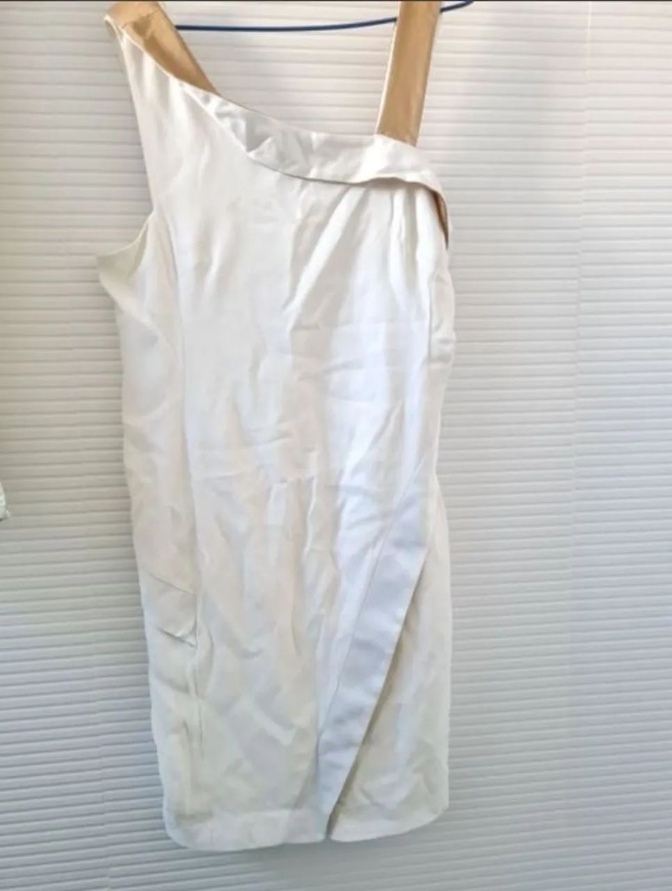 Vestido off white e dourado