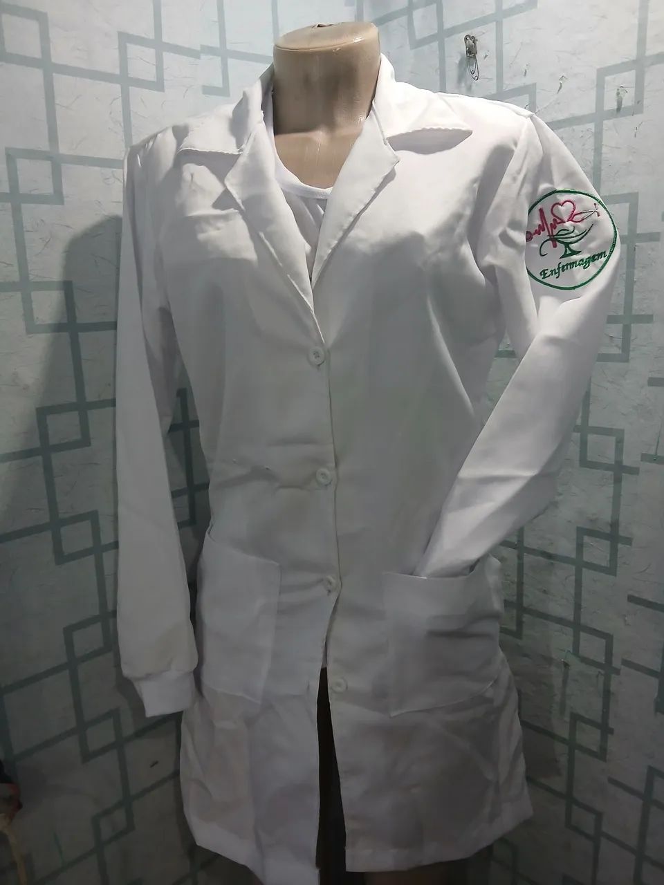 Jaleco com bordado 