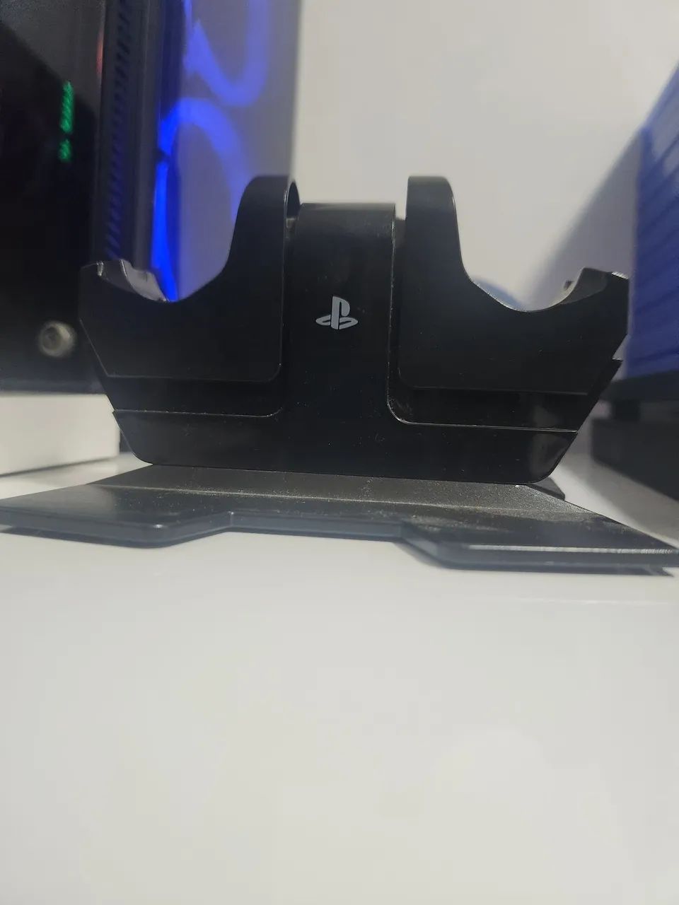 Vendo ps4 slim com 2 controles base pra carregar 12 jogos e com os cabos tudo original  - Foto 2