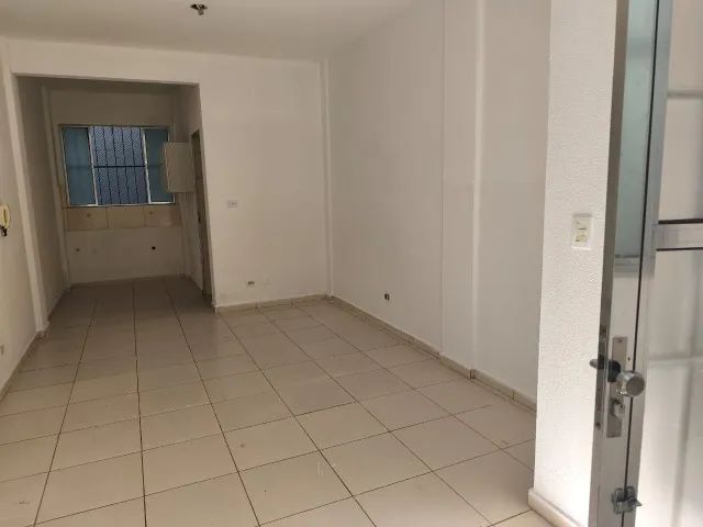 Alugo quitinete com um cômodo grande na zona 05, Maringá PR.
