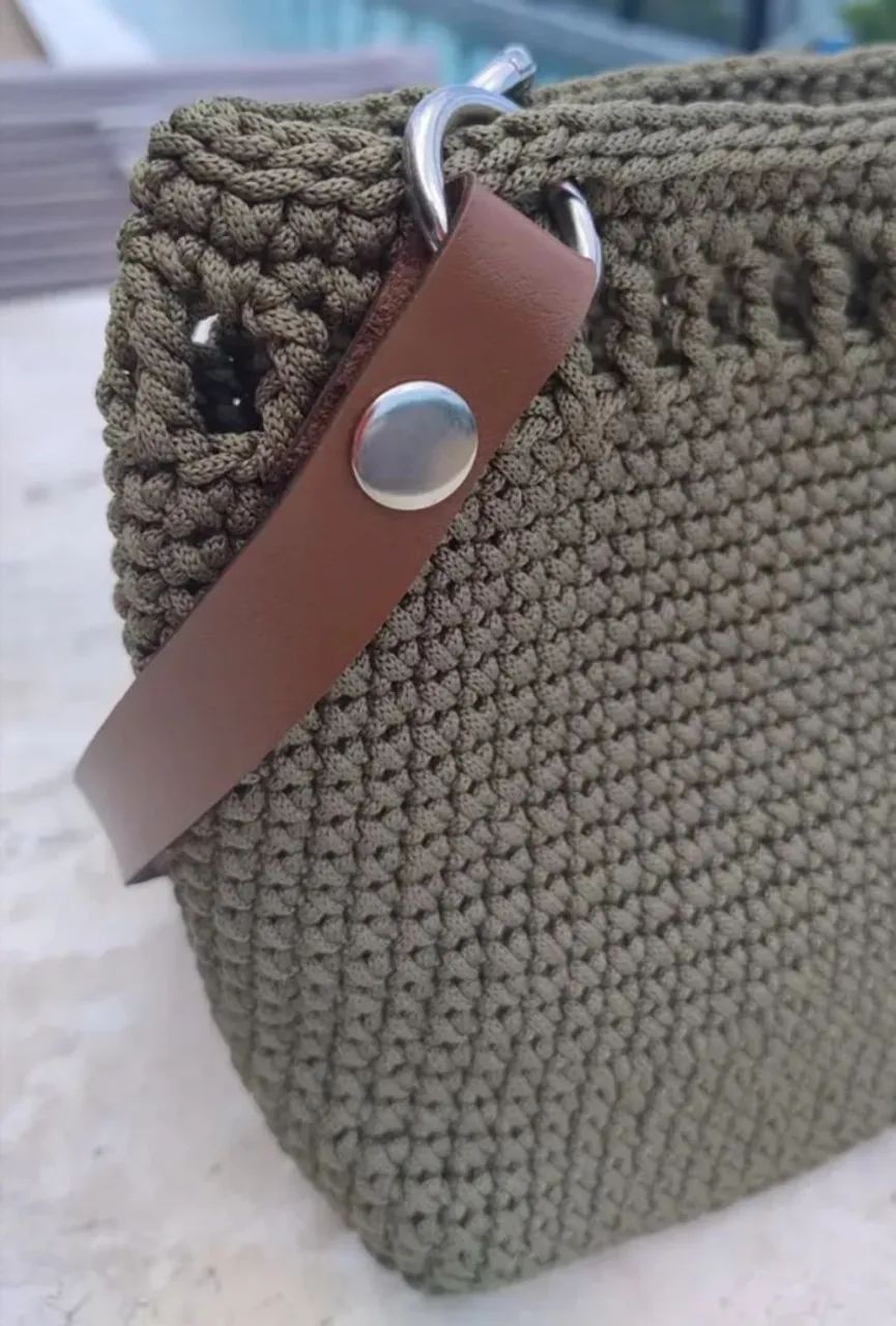 Bolsa em crochê com alça de couro