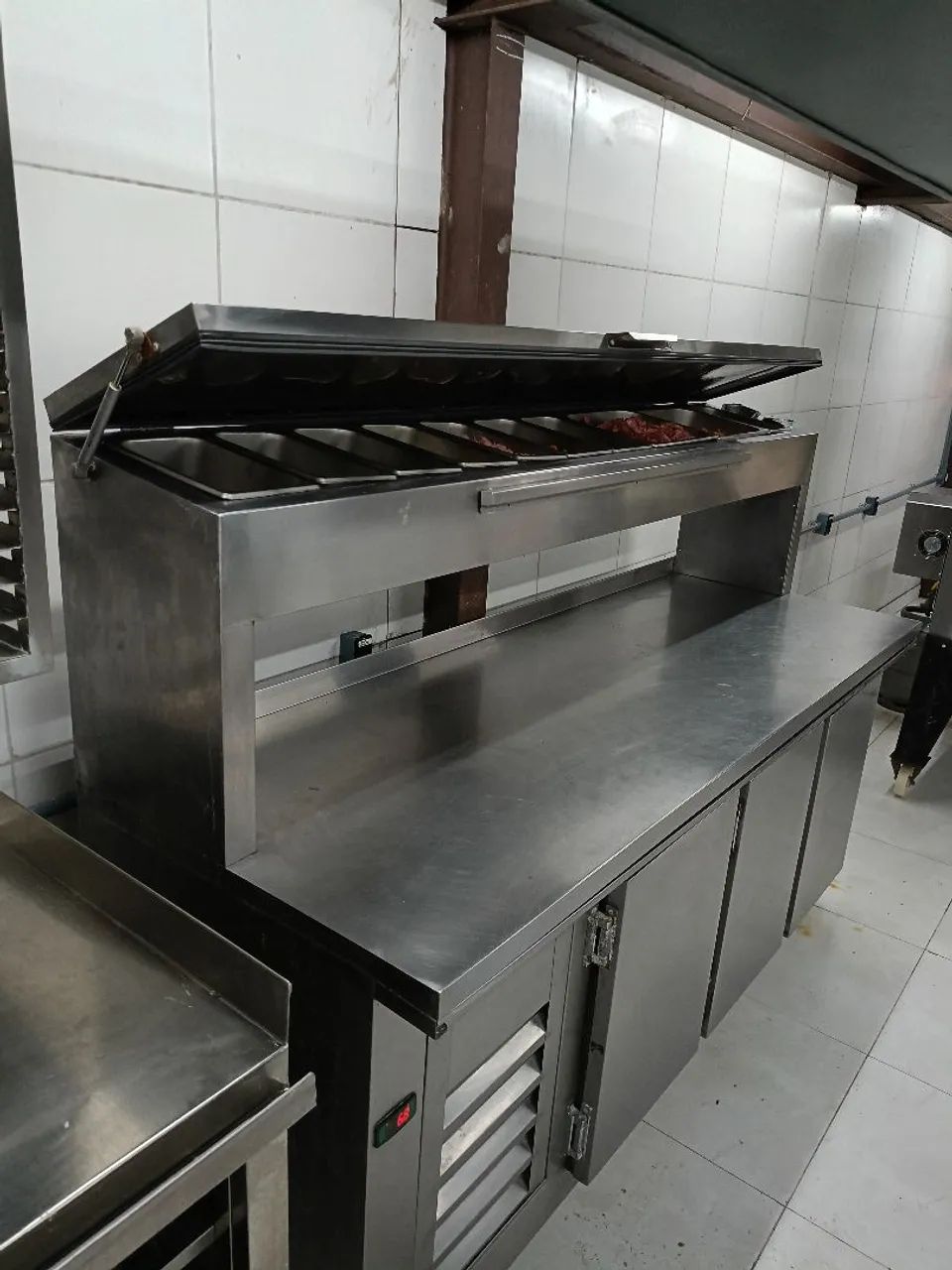 Mesa balcão refrigerado com condimentadora refrigerada 