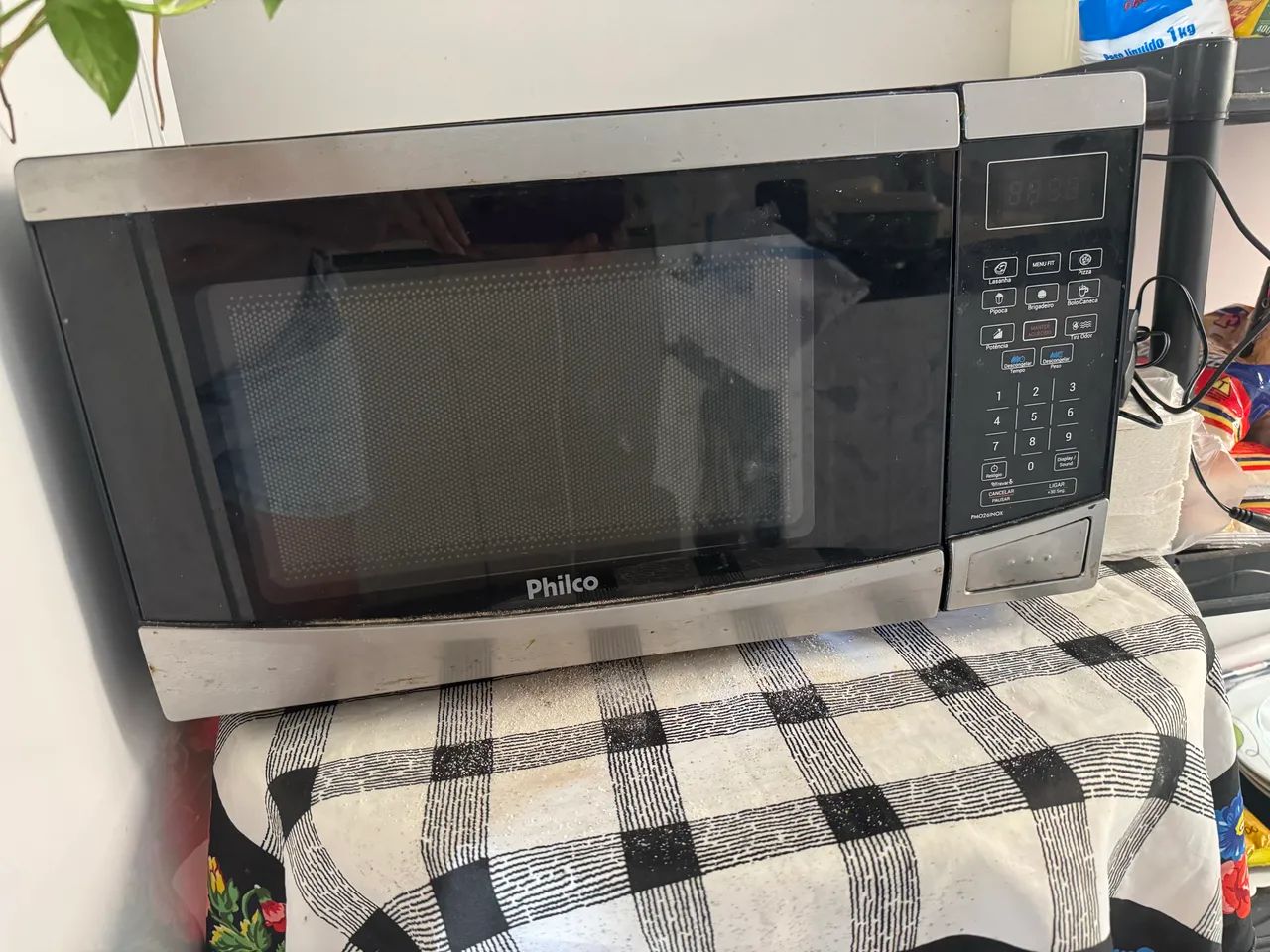 Micro-ondas Philco funcionando, porém painel/teclas numéricas apresentam defeito.