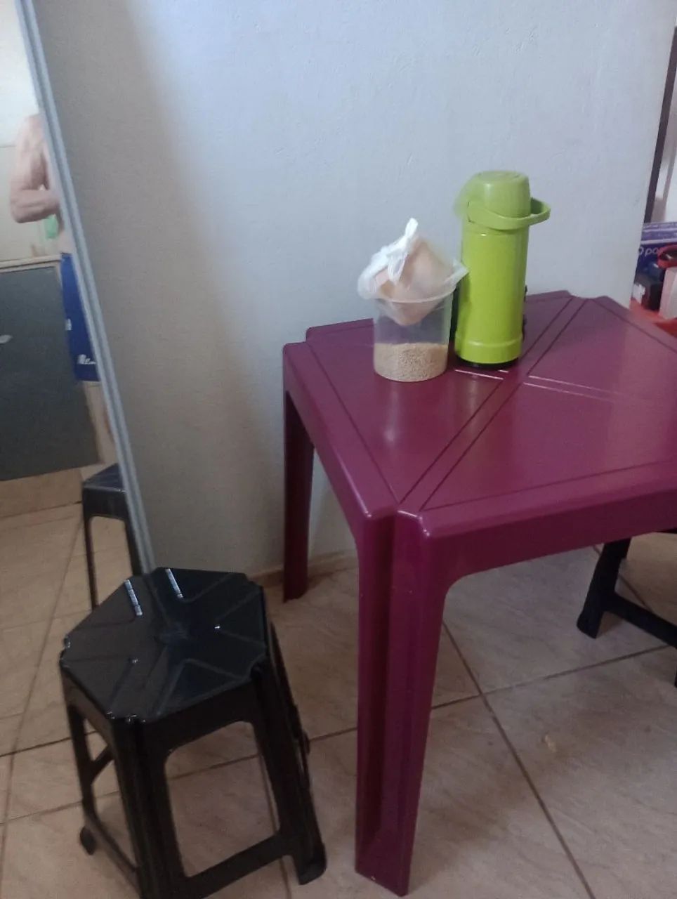 Vendo mesa com bancos novos 