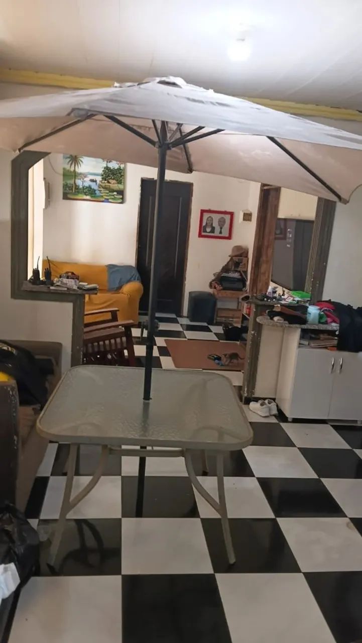 Mesa com sombra 