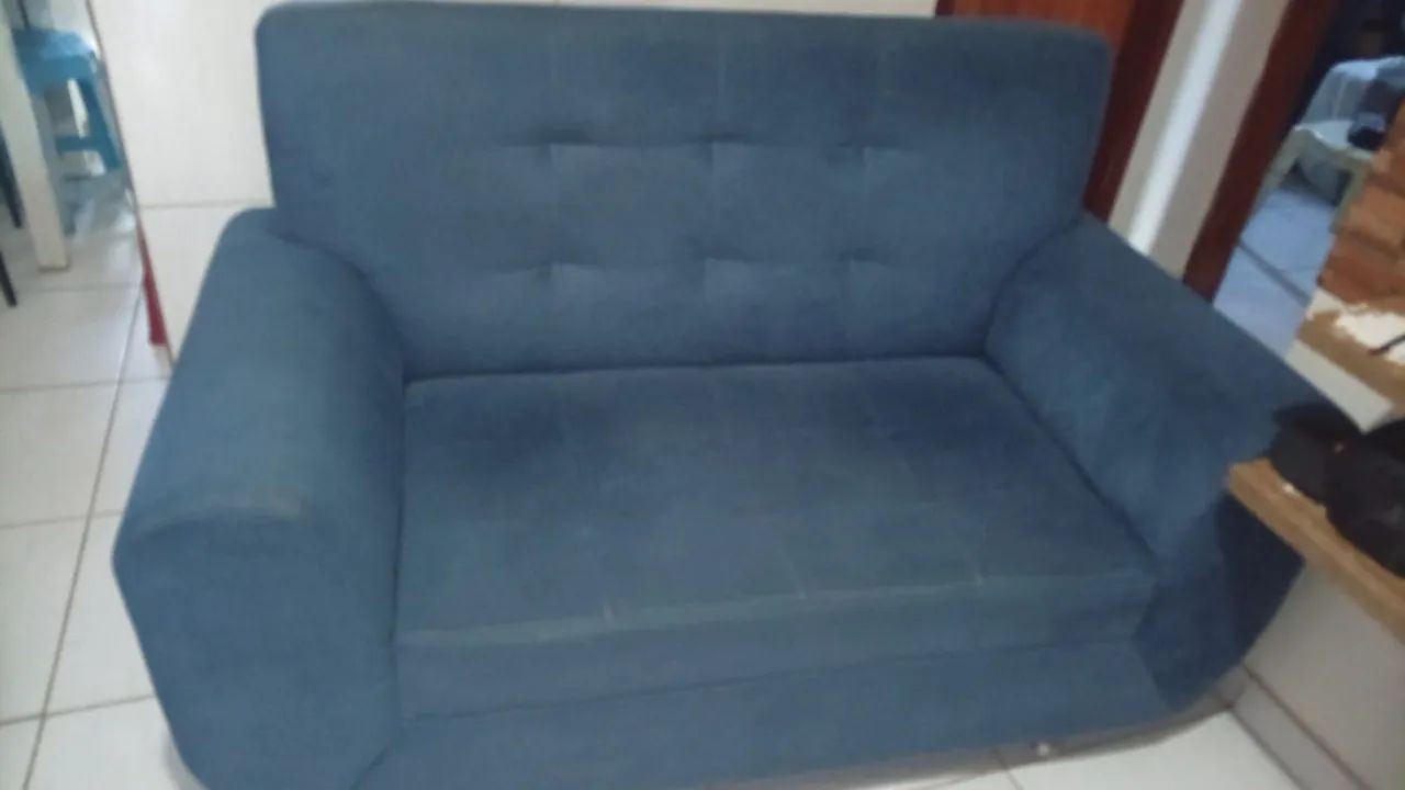 Sofá semi-novo. *