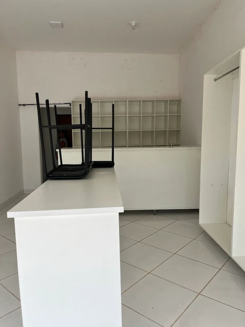 ALUGA-SE CÔMODO COMERCIAL PRONTO PARA LOJA - CENTRO DE CORINTO/MG
