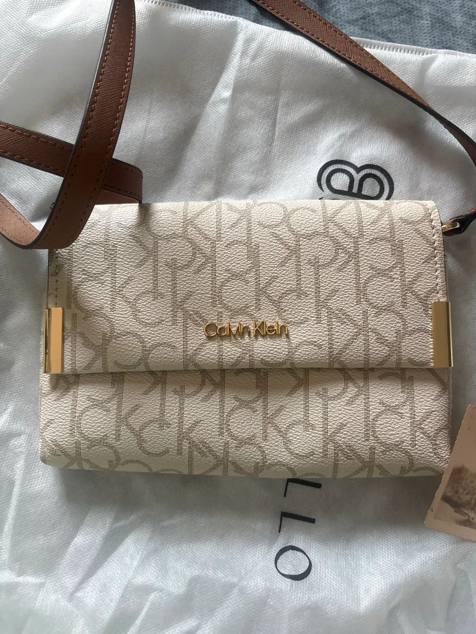 Essa bolsa Calvin Klein tá imperdível 