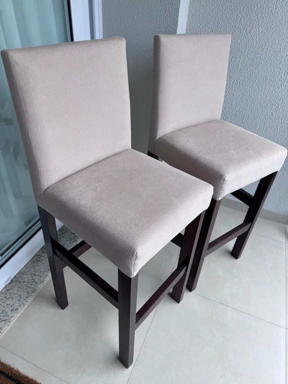 Desapego - Rack, Mesa de Jantar com 4 Cadeiras e Banquetas | Ótimos Preços - Foto 4