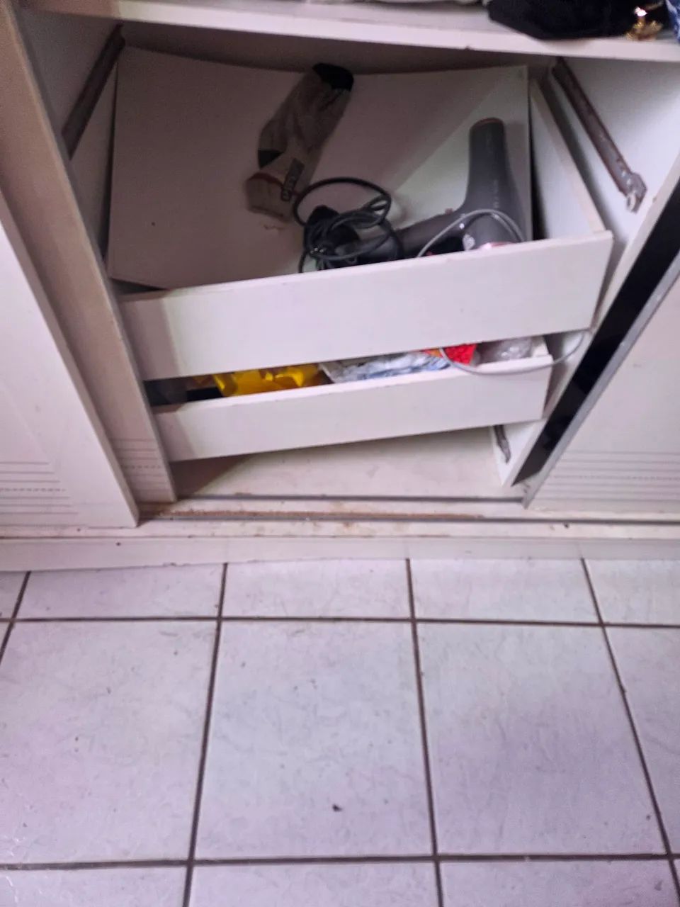 Guarda-roupa com avarias. - Foto 2