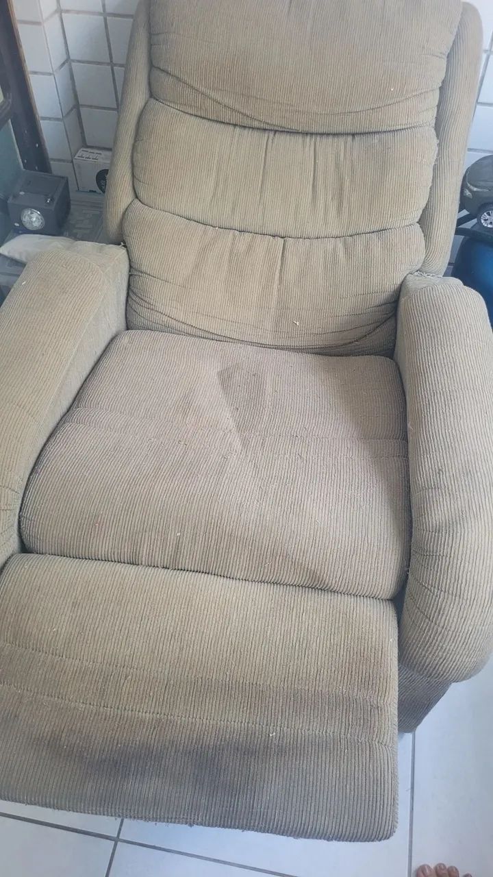 Vende-se uma poltrona usada.