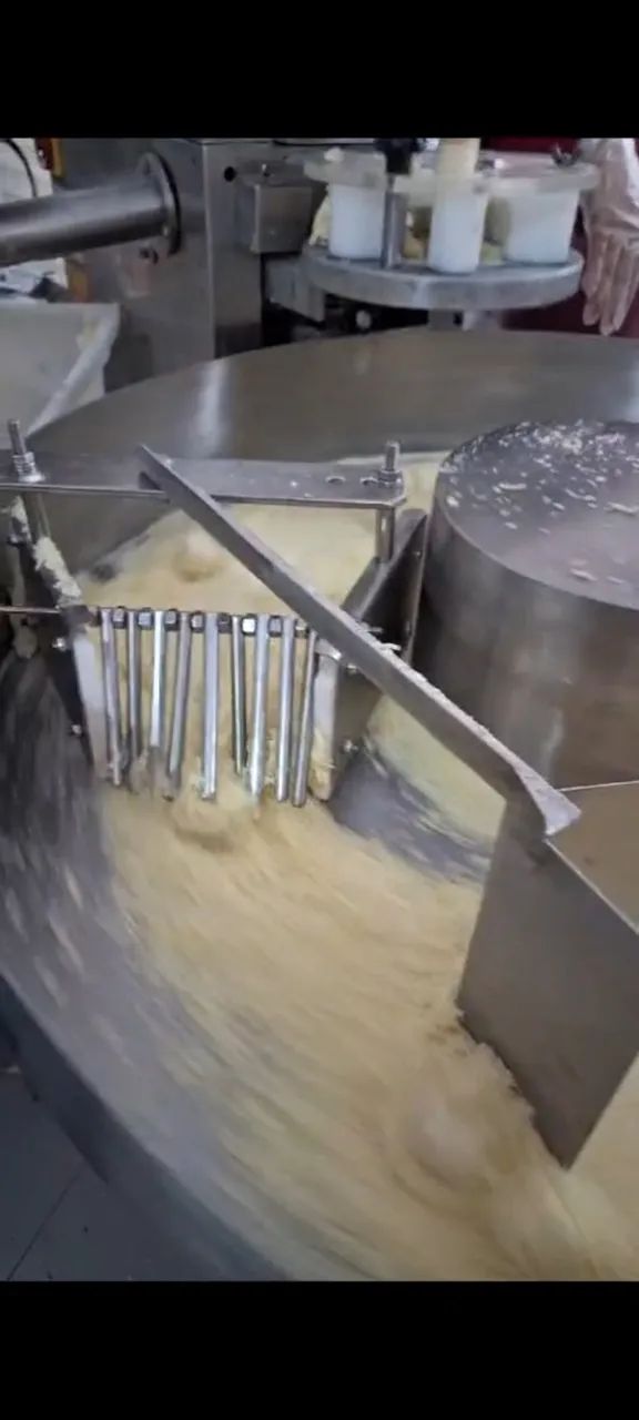 Máquina para empanar pão de queijo