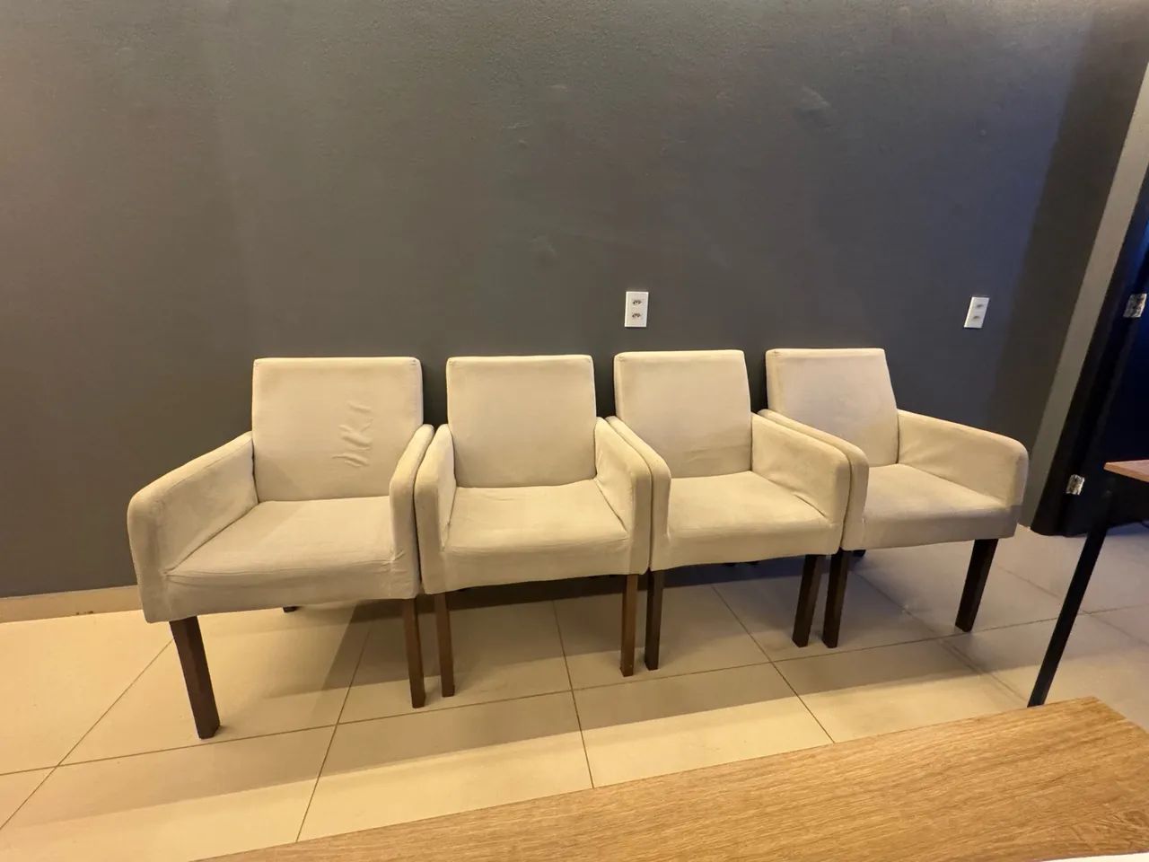 Conjunto com 4 Cadeiras Estofadas