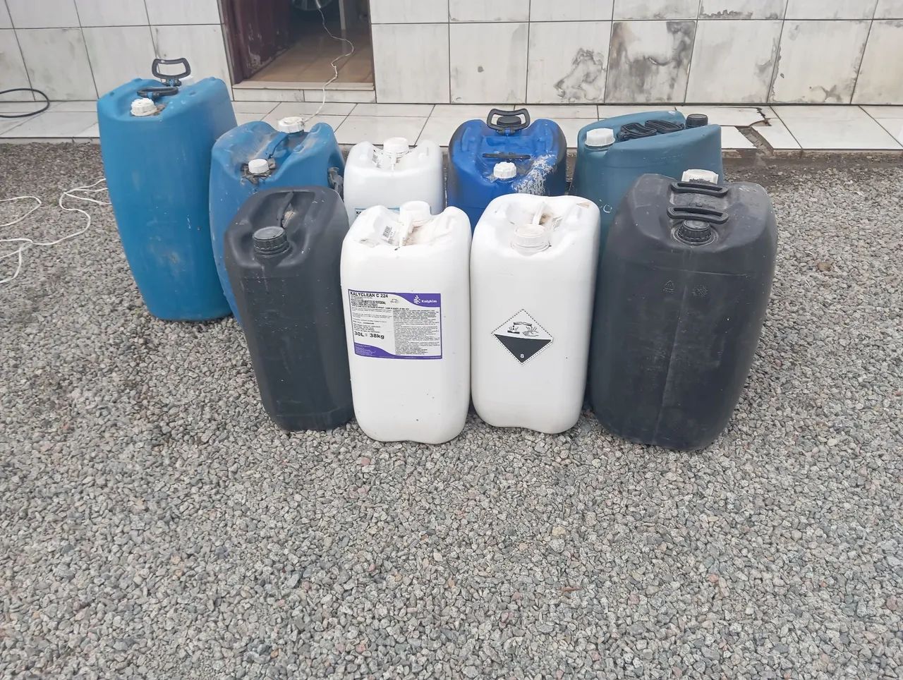 Vendo barricas de 50 litros