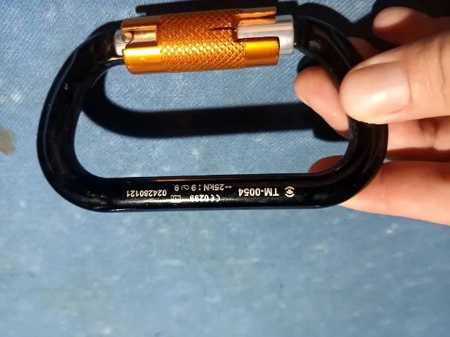 Mosquetão oval de alumínio.