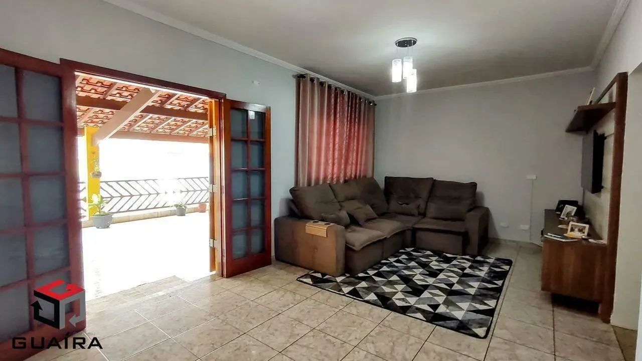 Sobrado residencial e comercial, tem um salão de festas de 125 m².