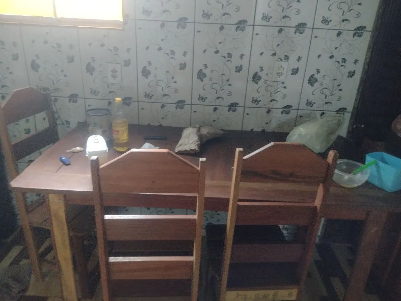 Vendo mesa de madeira com 6 cadeiras  - Foto 3