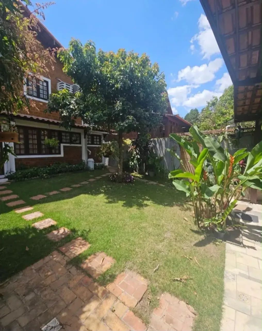 Excelente Casa em Condomínio Fechado com 5 Quartos e Área Gourmet