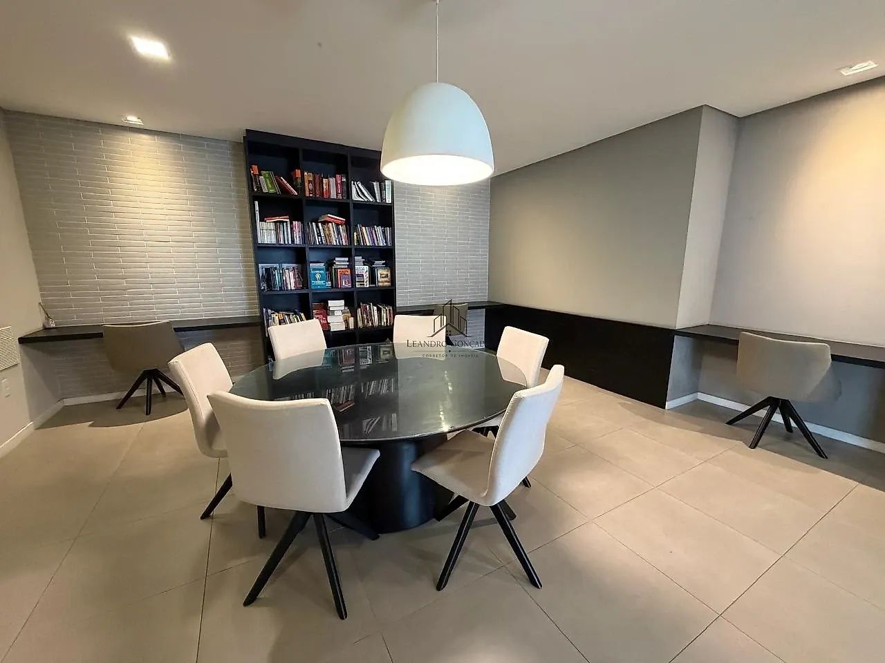 APARTAMENTO 2 DORMITÓRIOS SENDO 1 SUÍTE ABRAÃO - FLORIANÓPOLIS - Foto 2