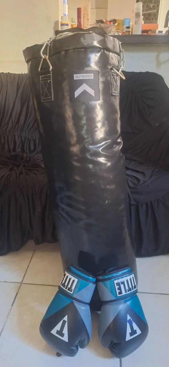 Saco de boxe e luva