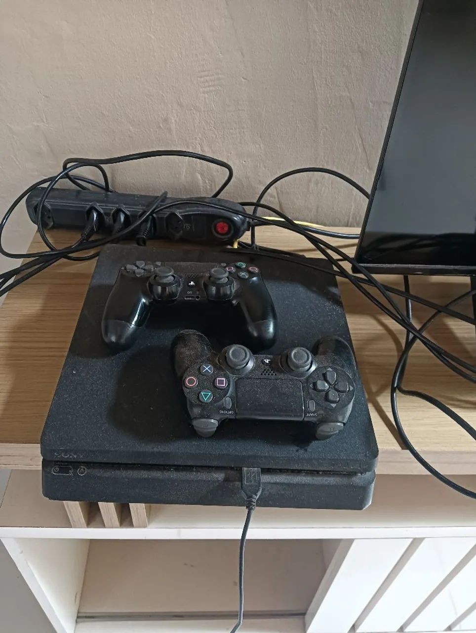 Vendo ps4 com 2 controle e jogo 