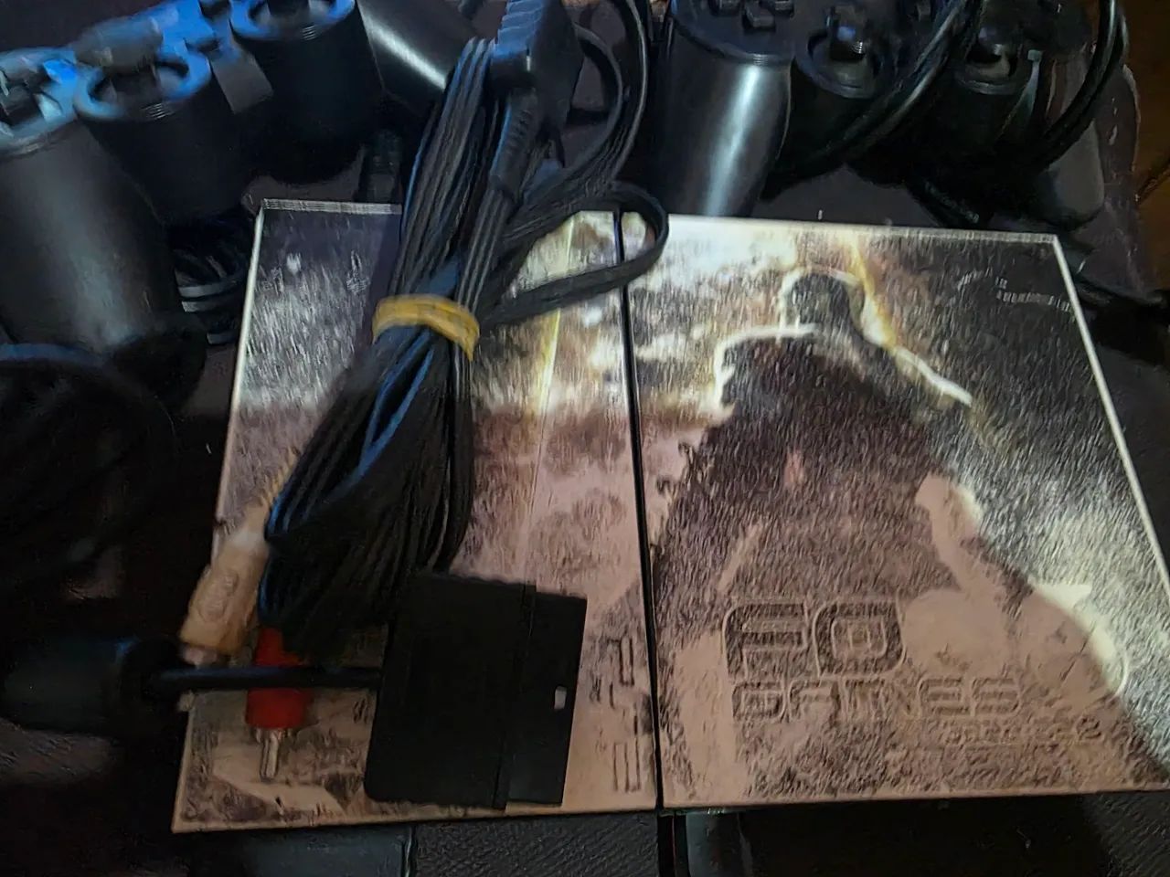 PlayStation 2 com dois controles 
