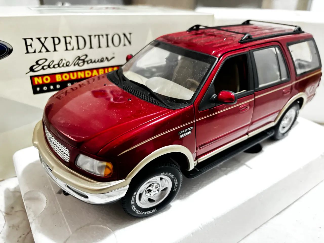 Miniatura ford Expedition 1:18 ut models - Hobbies e coleções